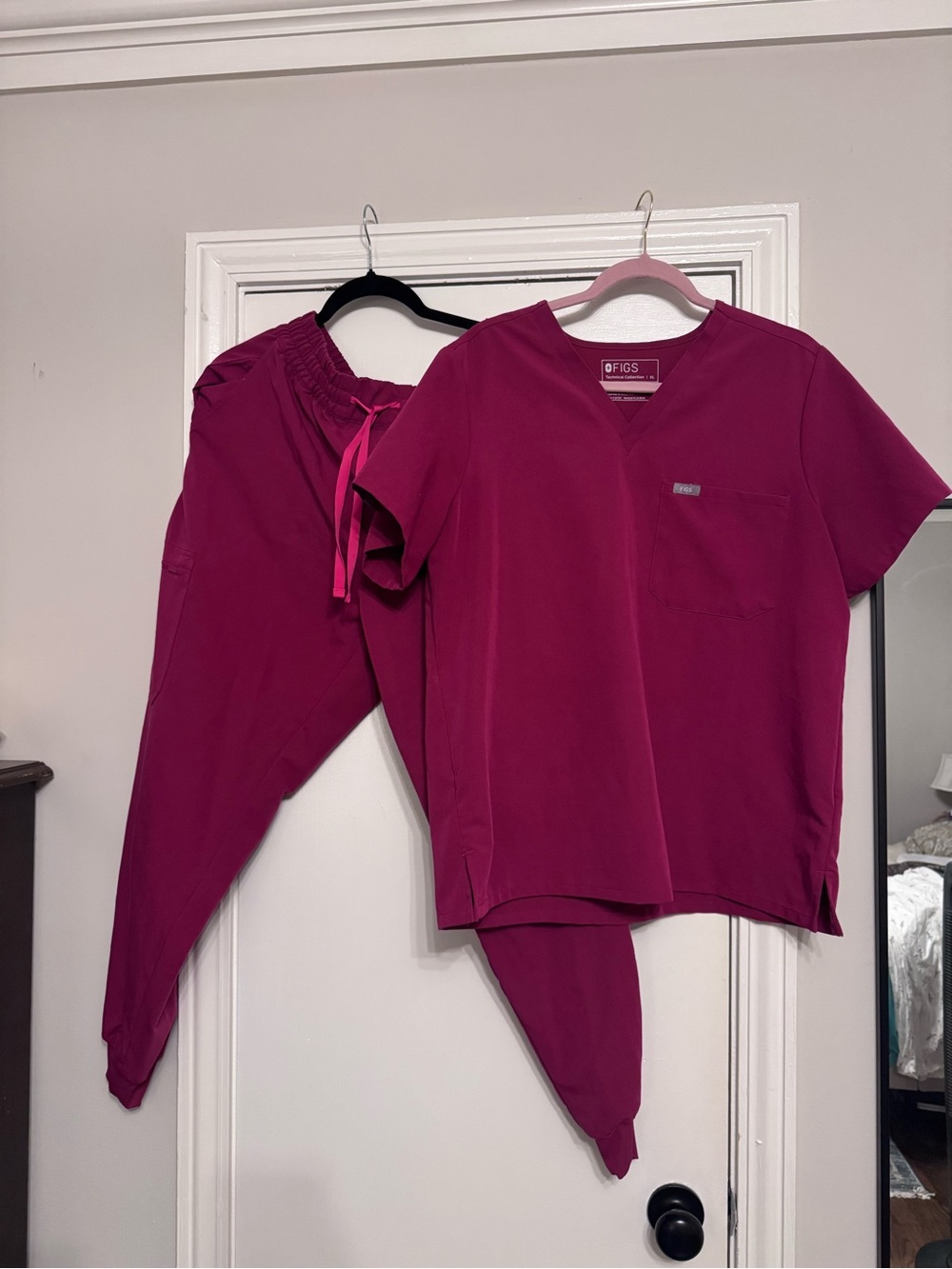 Figs Women’s Deep Cranberry XL Catarina Top and XL Uman Jogger Pants